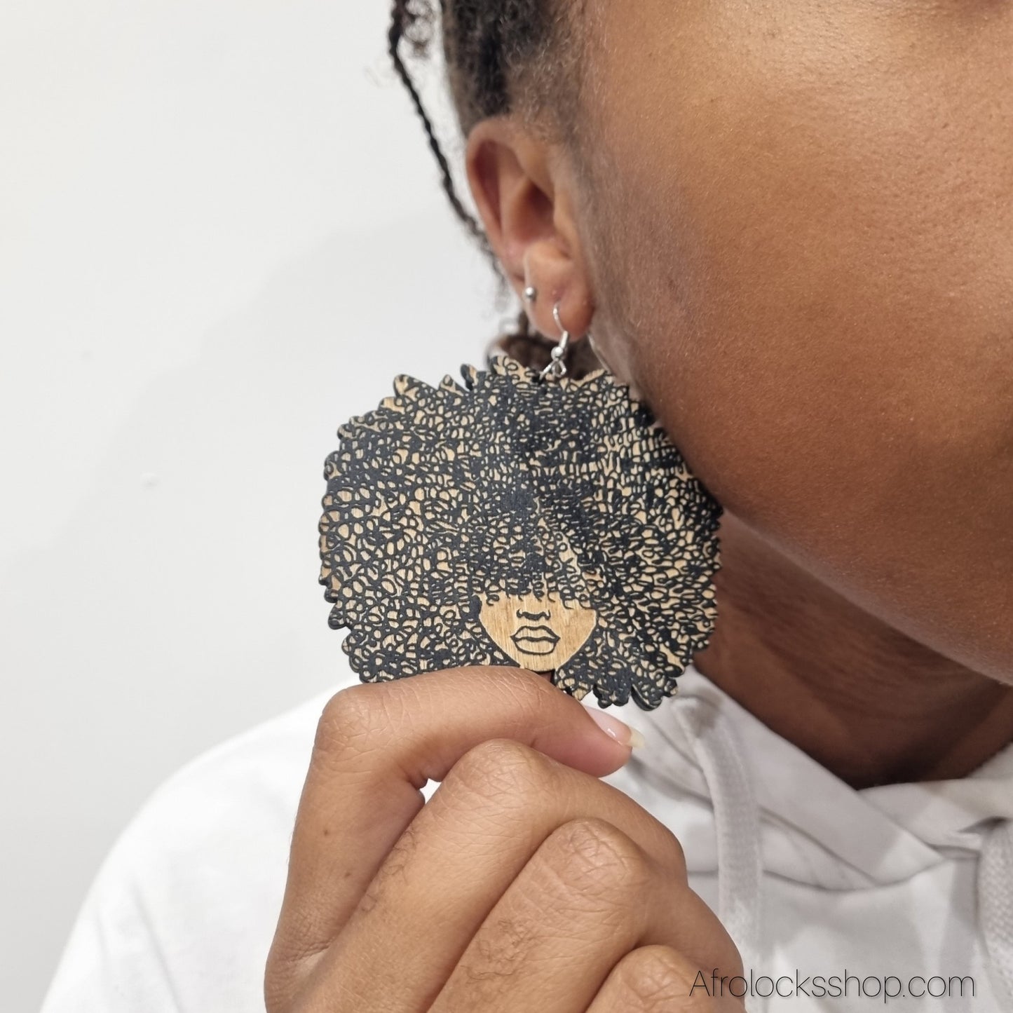 Boucles d’oreilles Afro en bois – Grand format 8 cm, légères – Livraison internationale 🌍