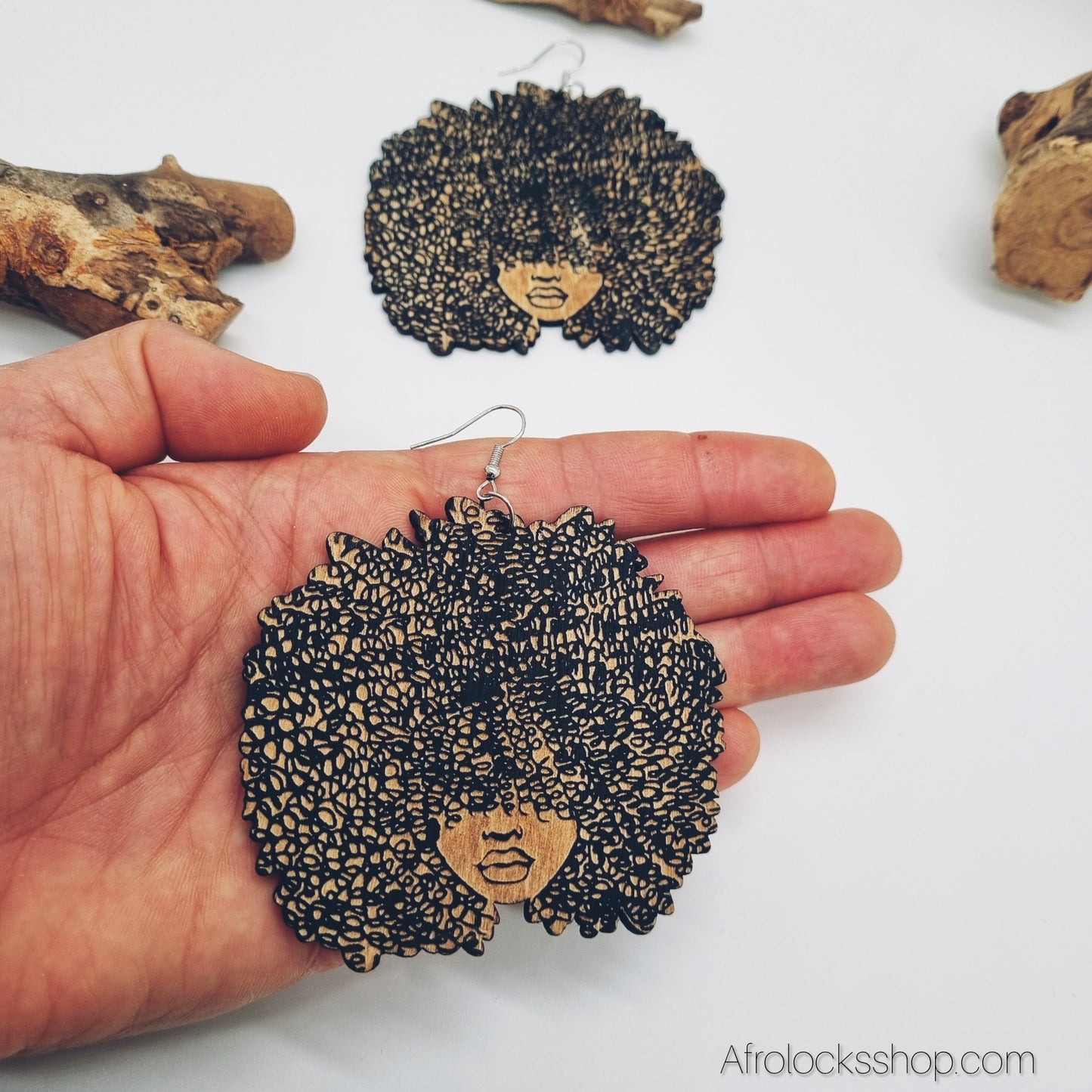 Boucles d’oreilles Afro en bois – Grand format 8 cm, légères – Livraison internationale 🌍