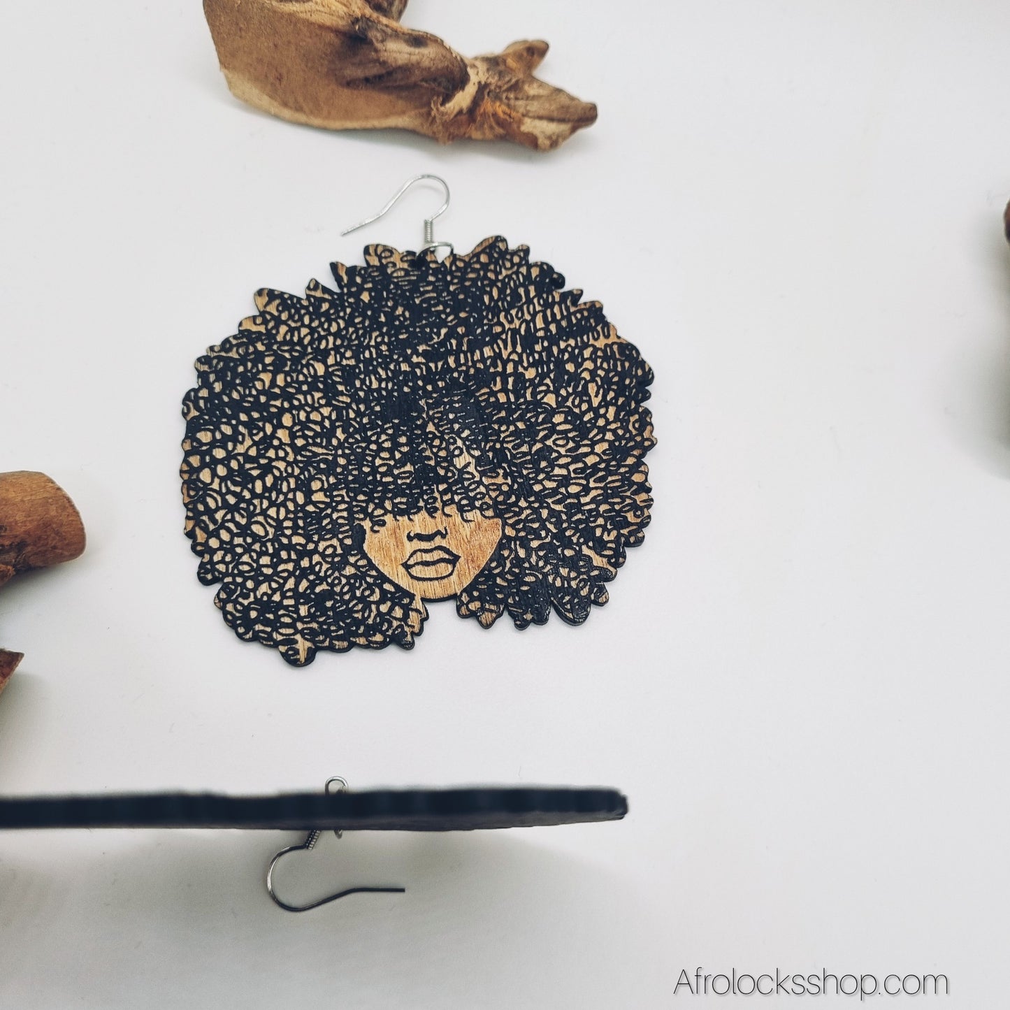 Boucles d’oreilles Afro en bois – Grand format 8 cm, légères – Livraison internationale 🌍