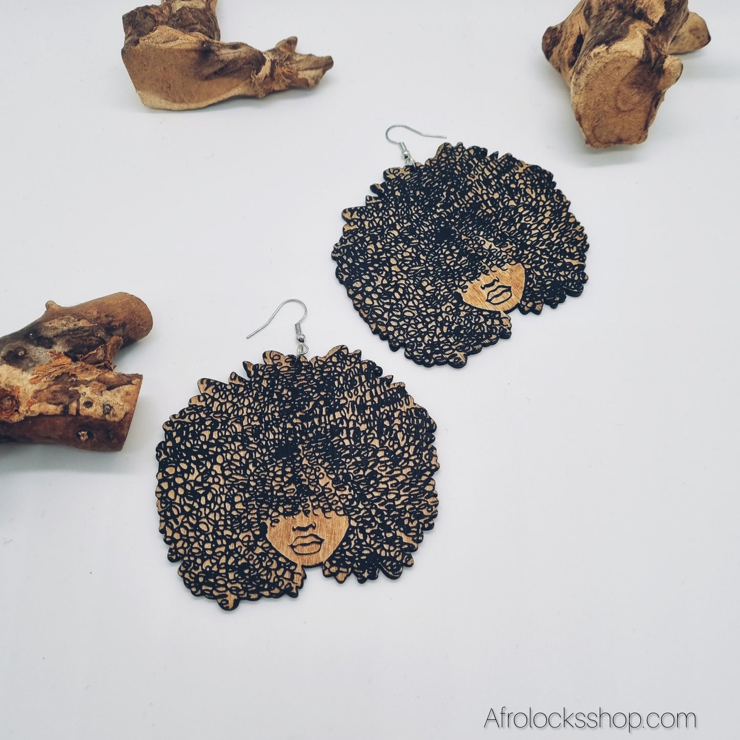 Boucles d’oreilles Afro en bois – Grand format 8 cm, légères – Livraison internationale 🌍
