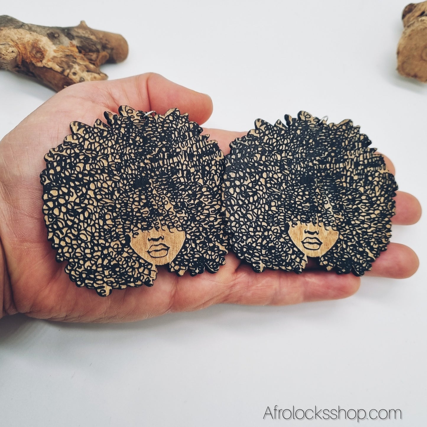 Boucles d’oreilles Afro en bois – Grand format 8 cm, légères – Livraison internationale 🌍