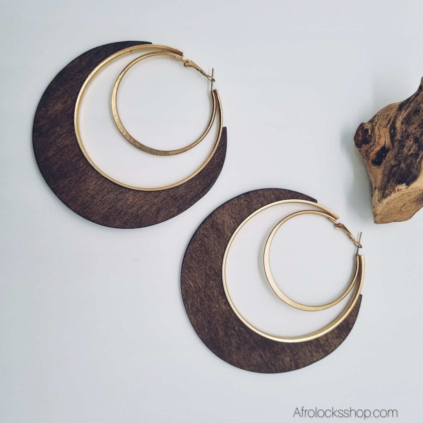 Boucles XXL bois & anneau doré – 3 coloris (Ø 8 cm, légères)