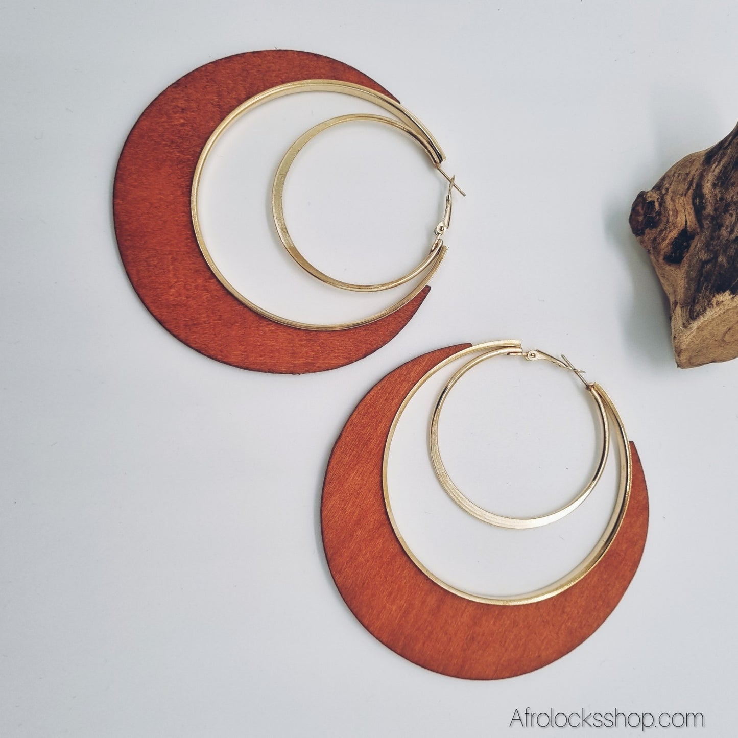 Boucles XXL bois & anneau doré – 3 coloris (Ø 8 cm, légères)