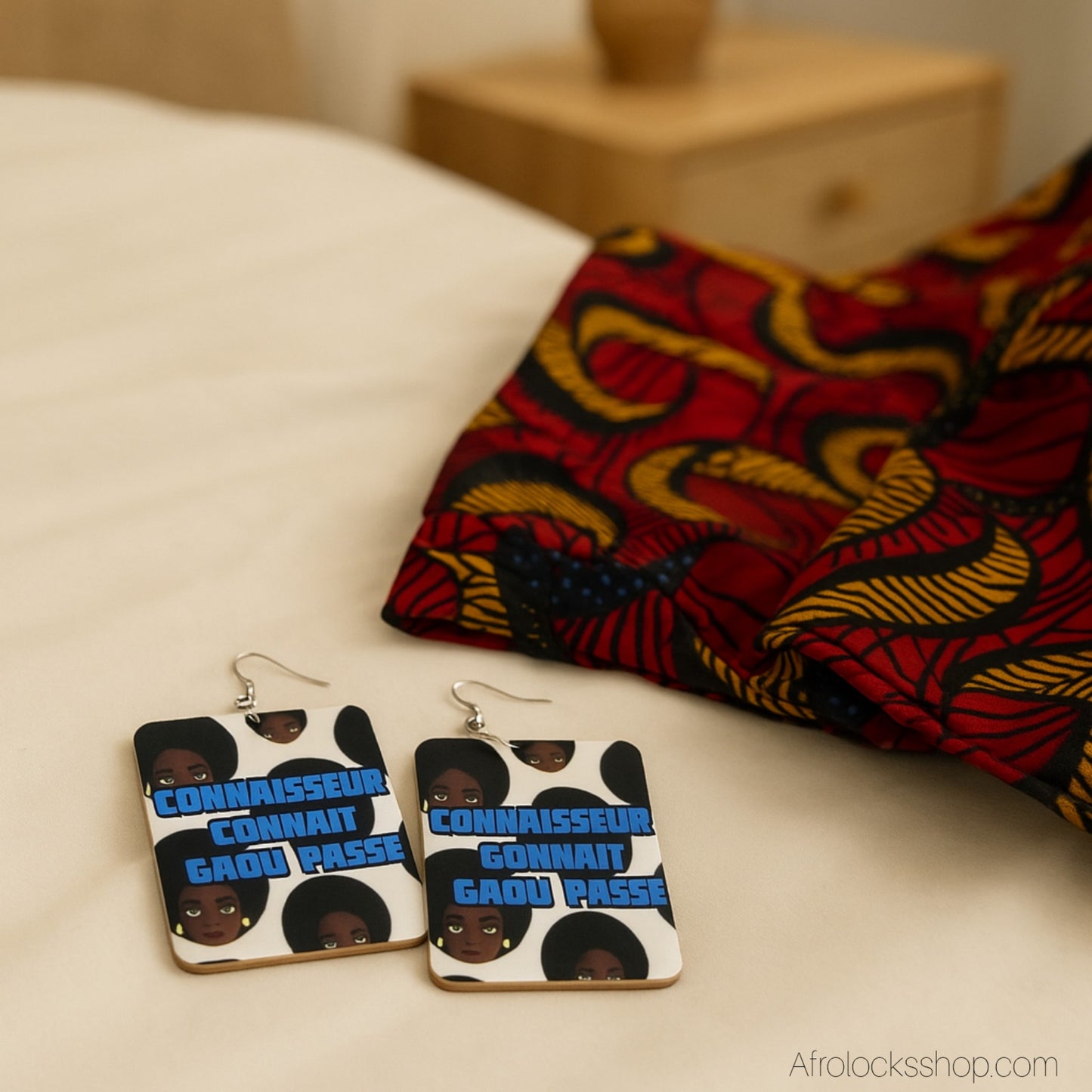 Boucles d’oreilles « Connaisseur connaît, gaou passe » – bois 6×5 cm – recto-verso – mini-séries