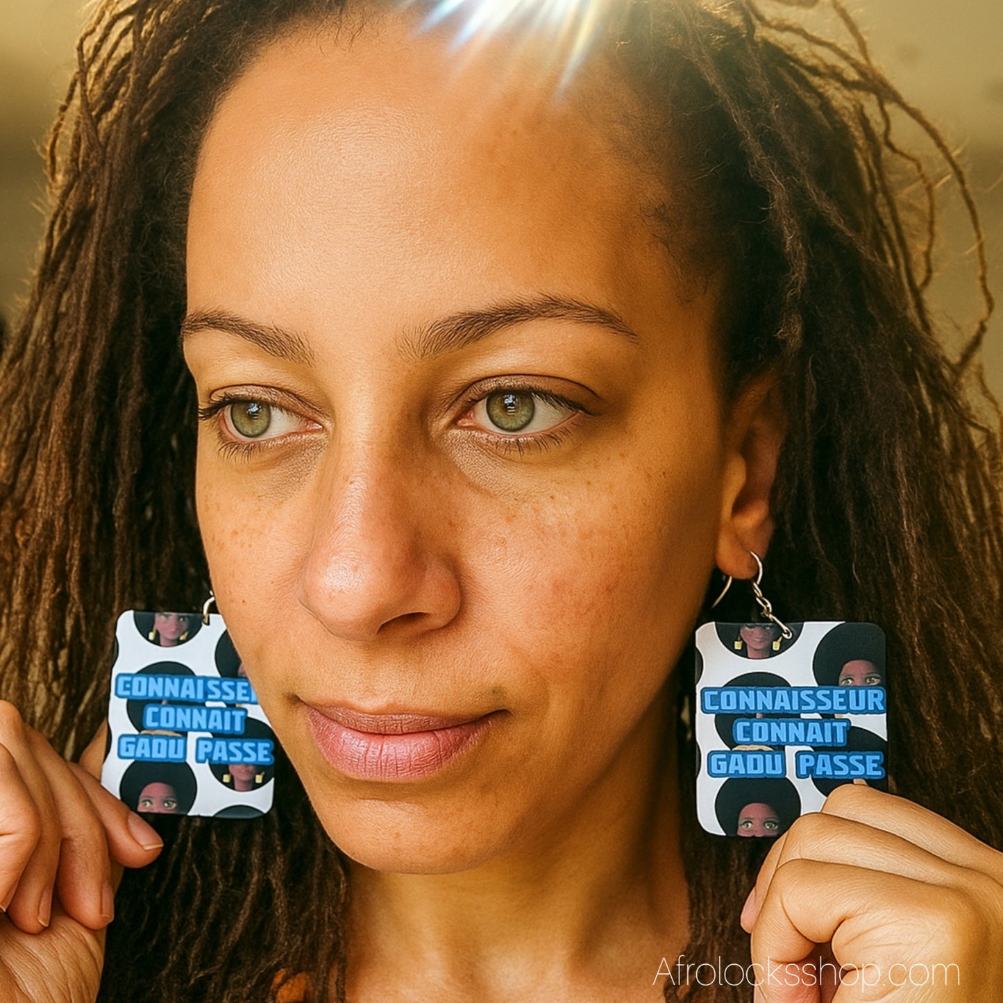 Boucles d’oreilles « Connaisseur connaît, gaou passe » – bois 6×5 cm – recto-verso – mini-séries