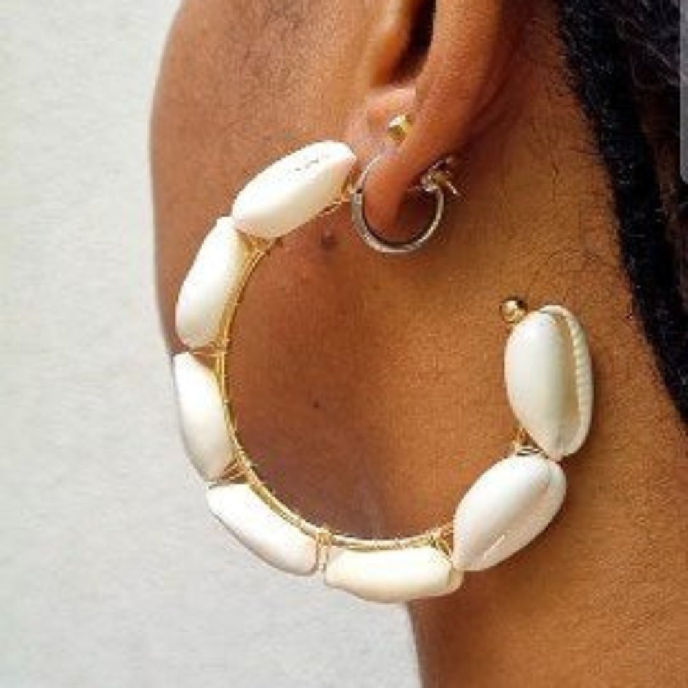 Boucles d'oreilles créoles entièrement en cauris