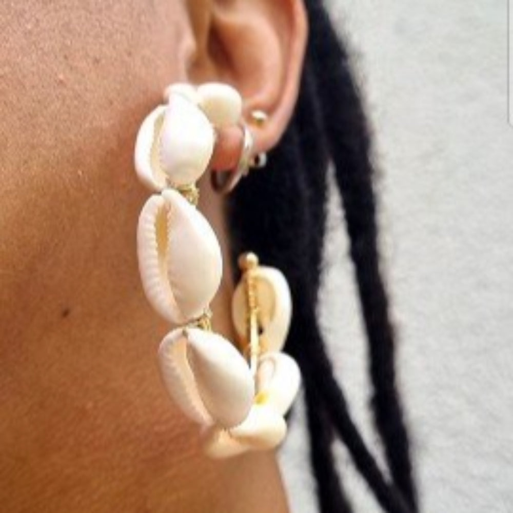 Boucles d'oreilles créoles entièrement en cauris