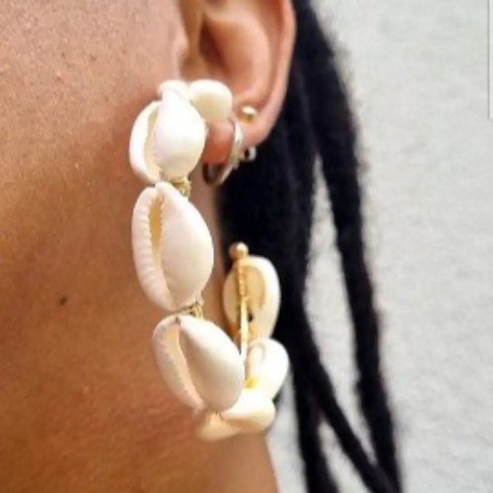 Boucles_cr_oles_en_cauris_naturels_6_cm_7_coquillages_par_boucle_1 - Afro Locks Shop