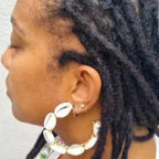 Boucles_cr_oles_en_cauris_naturels_6_cm_7_coquillages_par_boucle_2 - Afro Locks Shop