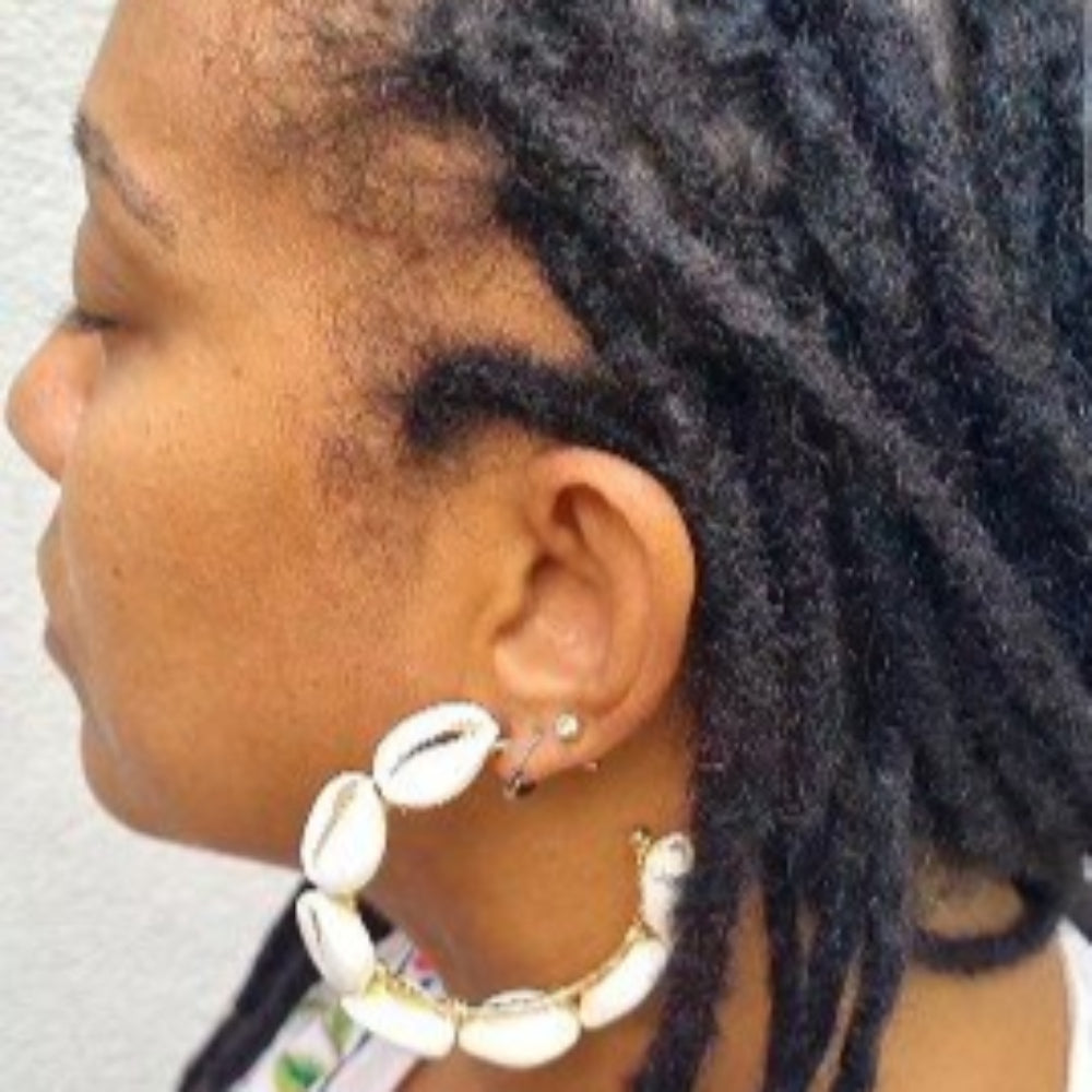 Boucles d'oreilles créoles entièrement en cauris