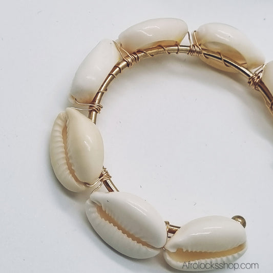 Boucles créoles en cauris naturels – 6 cm, 7 coquillages par boucle