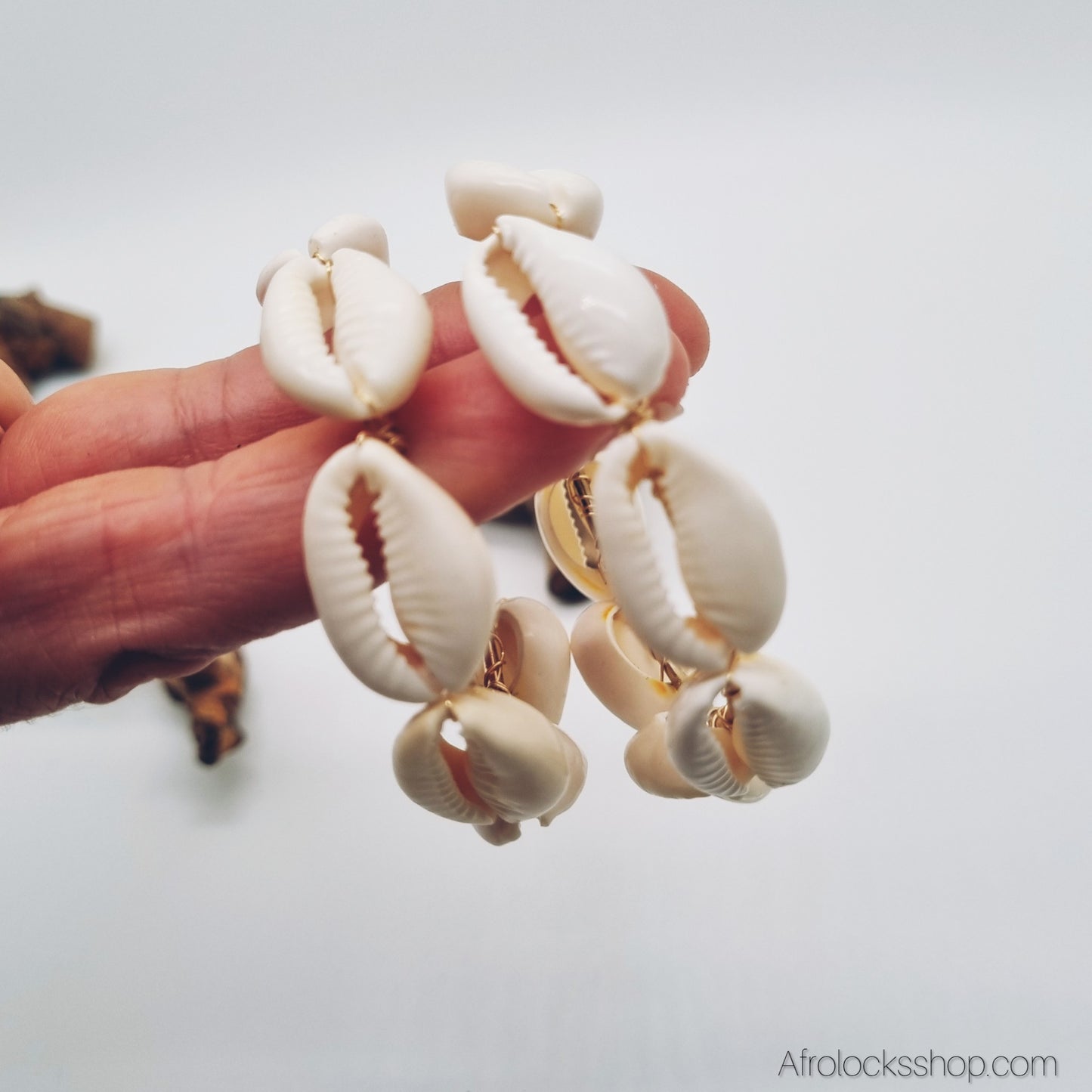 Boucles créoles en cauris naturels – 6 cm, 7 coquillages par boucle