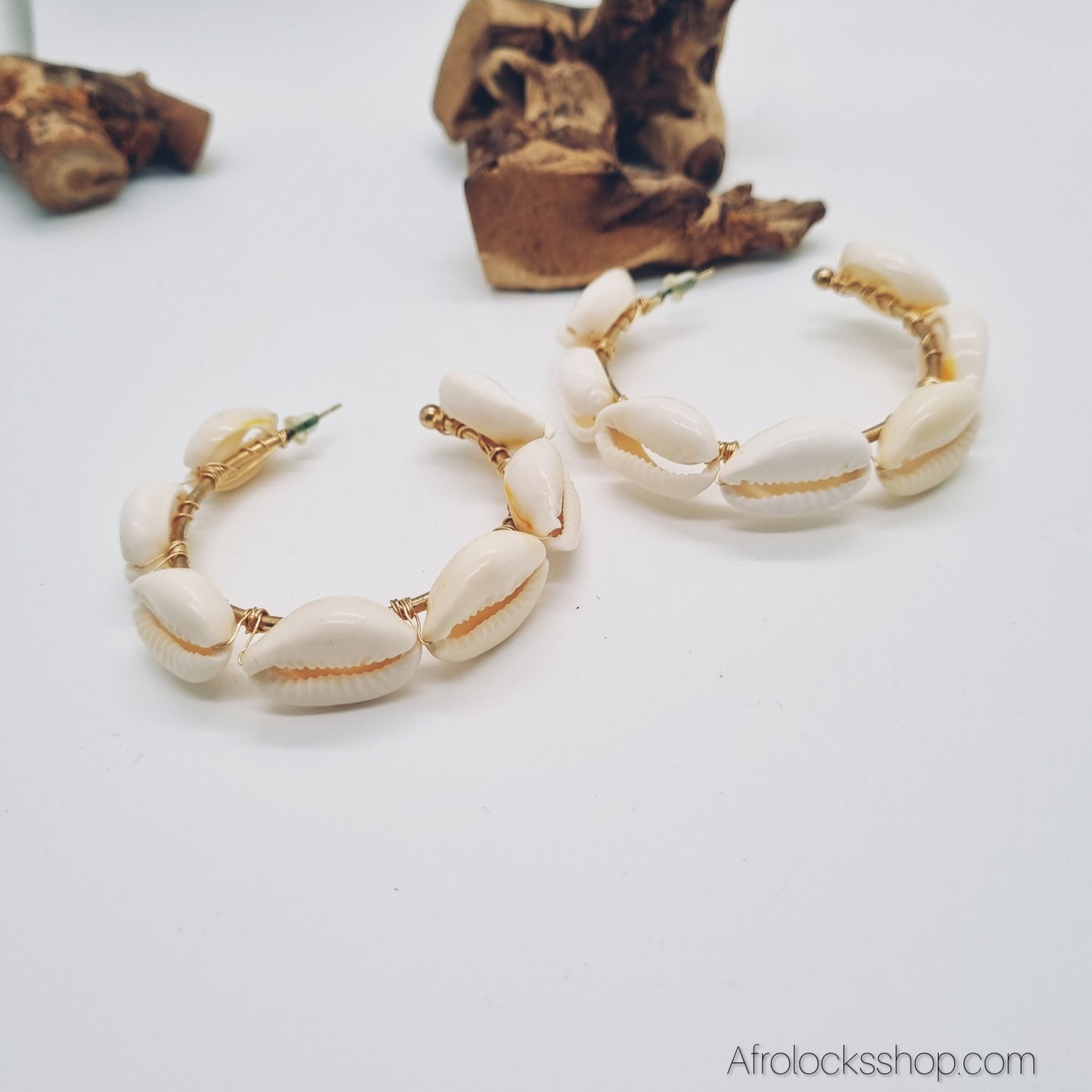 Boucles créoles en cauris naturels – 6 cm, 7 coquillages par boucle