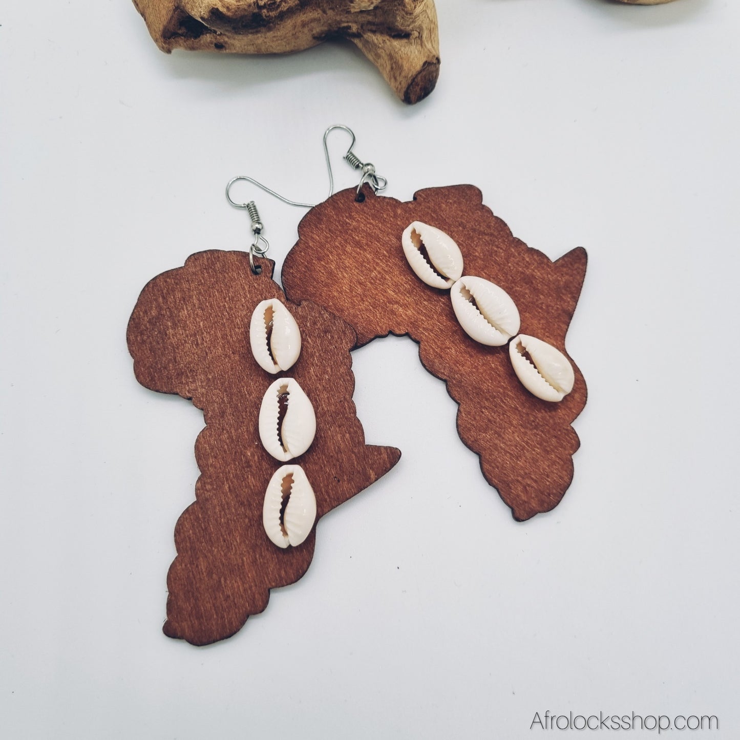 Boucles d’oreilles Afrique & cauris – bois léger – 3 couleurs