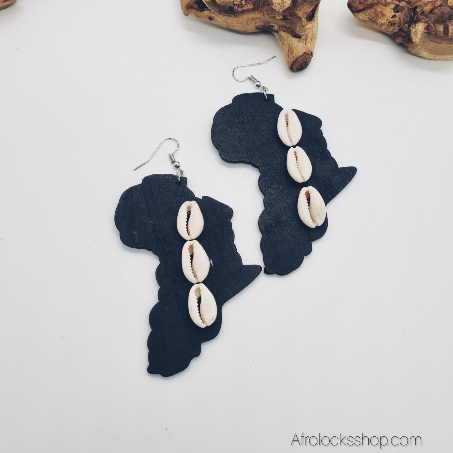 Boucles d’oreilles Afrique & cauris – bois léger – 3 couleurs