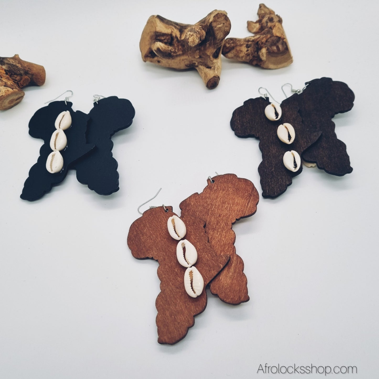Boucles d’oreilles Afrique & cauris – bois léger – 3 couleurs