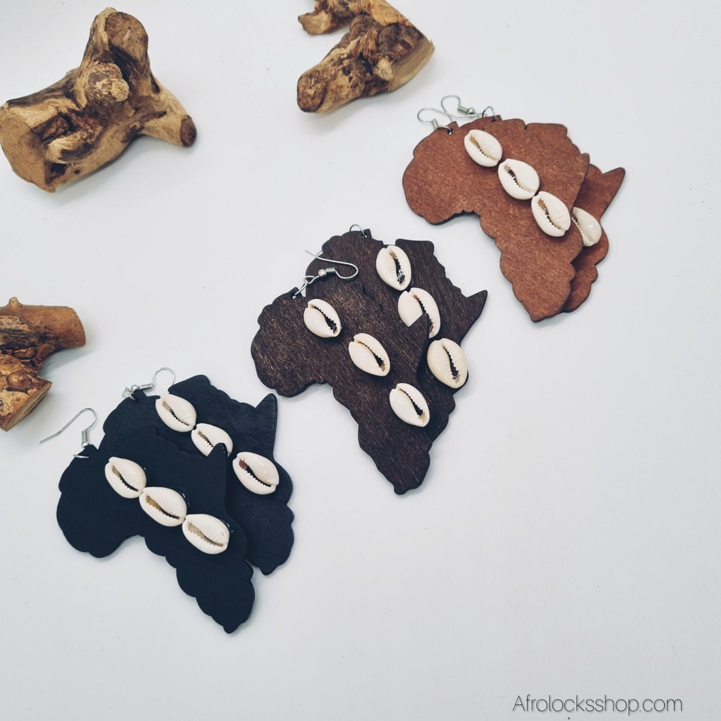 Boucles d’oreilles Afrique & cauris – bois léger – 3 couleurs