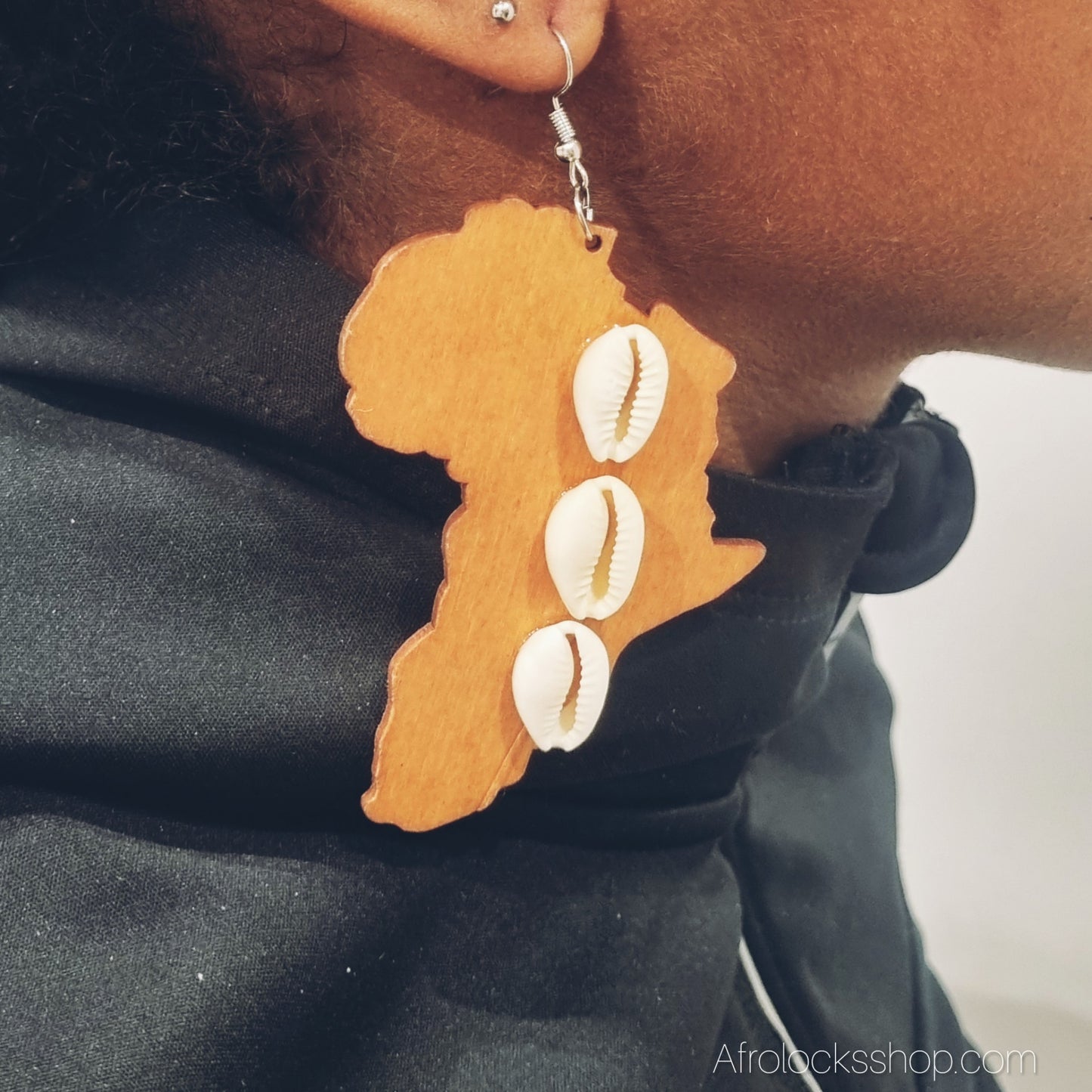 Boucles d’oreilles Afrique & cauris – bois léger – 3 couleurs