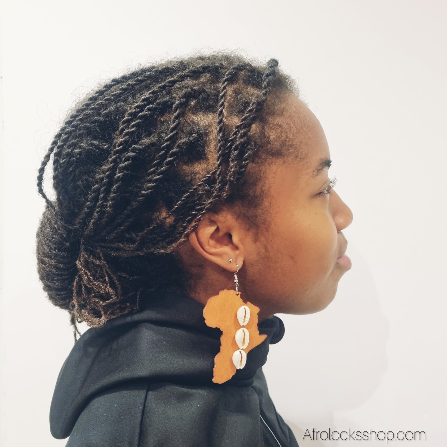 Boucles d’oreilles Afrique & cauris – bois léger – 3 couleurs