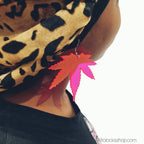 Boucles_d_oreilles_feuilles_rose_fluo_01 - Afro Locks Shop