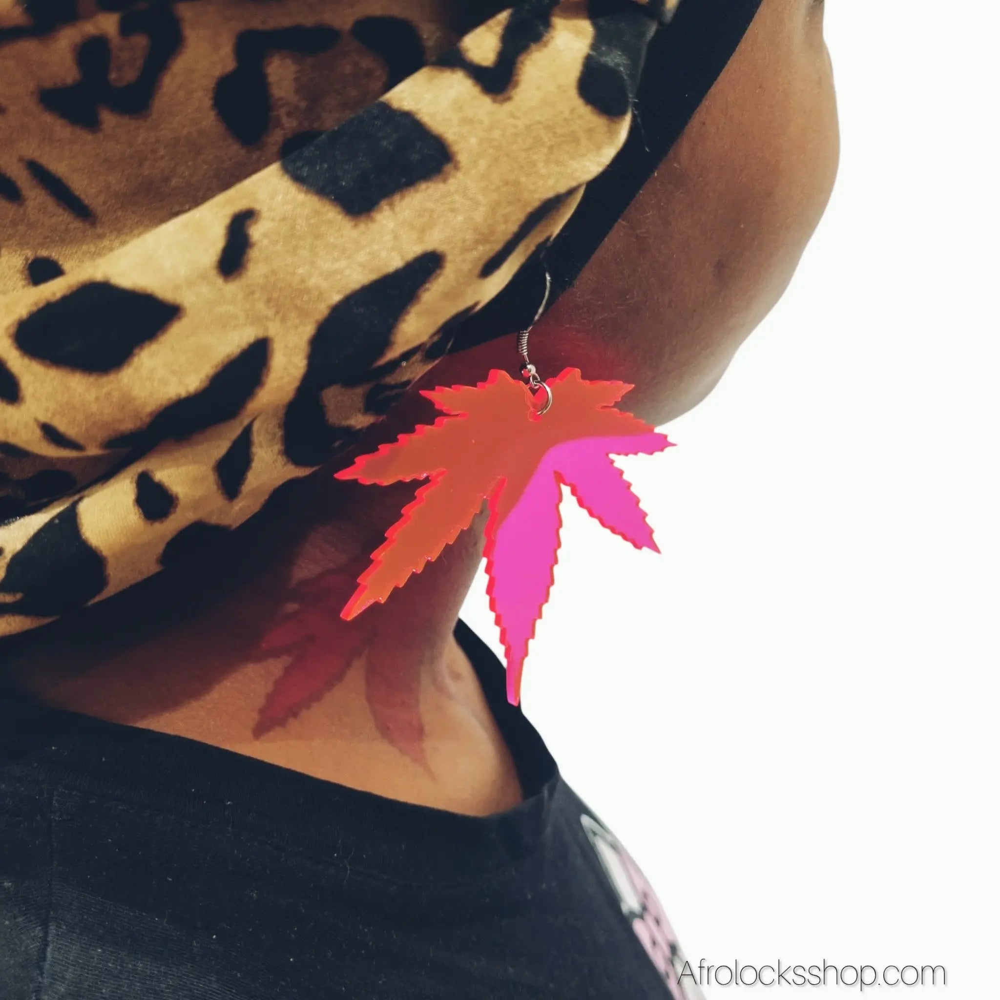 Boucles_d_oreilles_feuilles_rose_fluo_01 - Afro Locks Shop