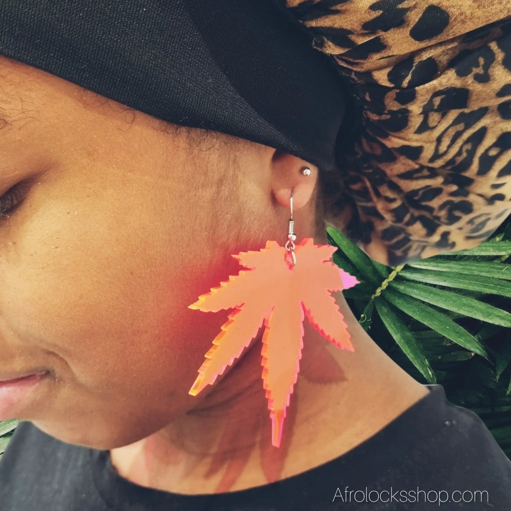Boucles_d_oreilles_feuilles_rose_fluo_03 - Afro Locks Shop