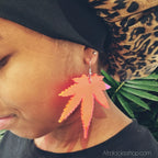 Boucles_d_oreilles_feuilles_rose_fluo_03 - Afro Locks Shop