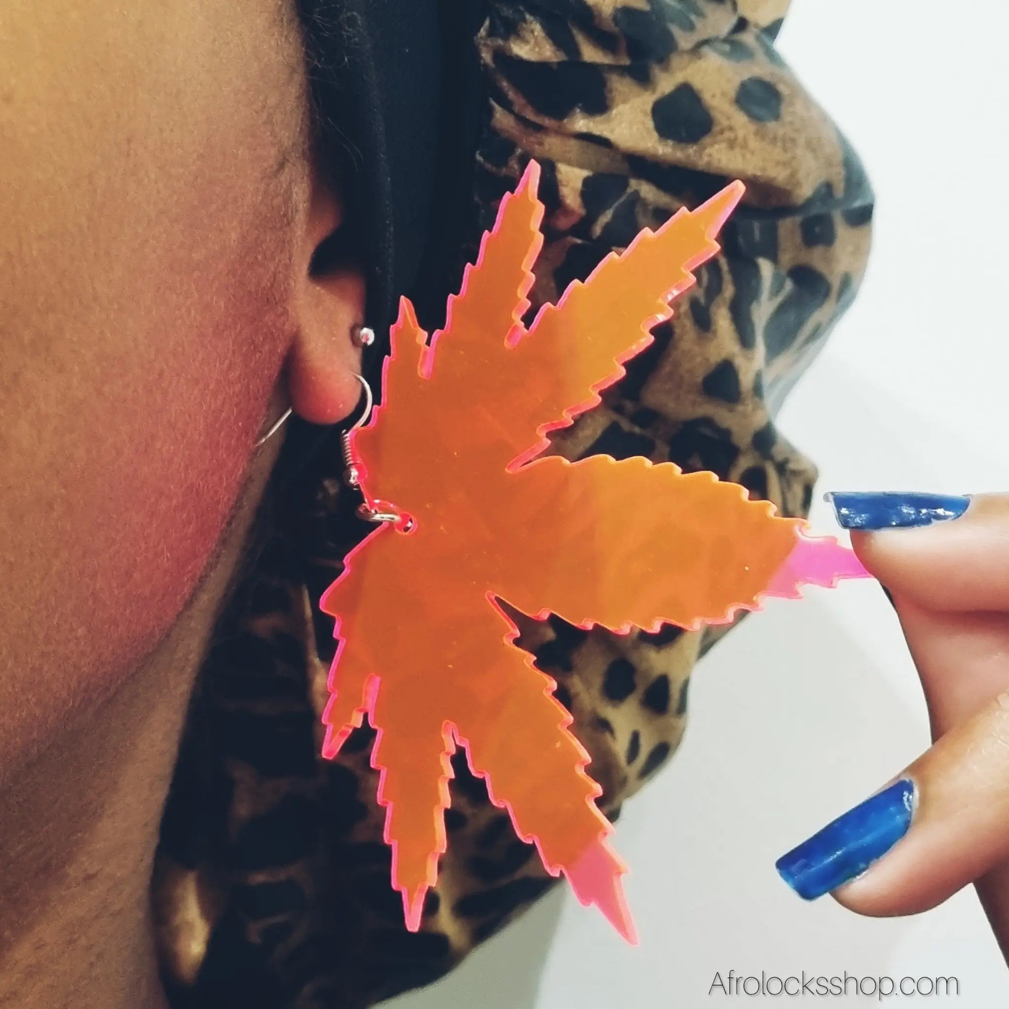 Boucles_d_oreilles_feuilles_rose_fluo_06 - Afro Locks Shop
