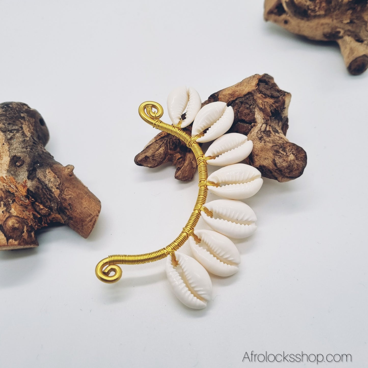 Boucle d’oreille manchette en cauris – Bijou ear cuff artisanal oreillette bohème chic