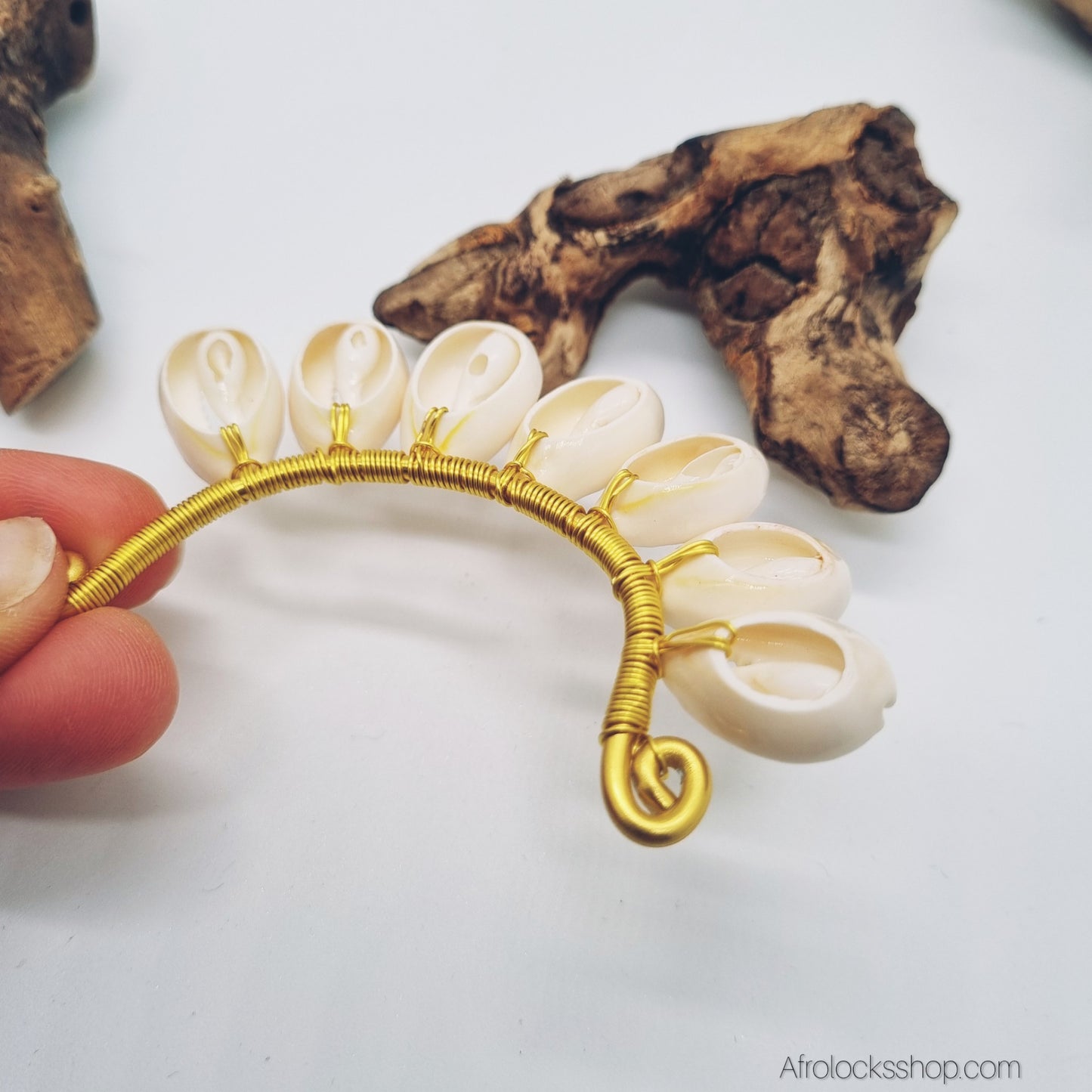 Boucle d’oreille manchette en cauris – Bijou ear cuff artisanal oreillette bohème chic