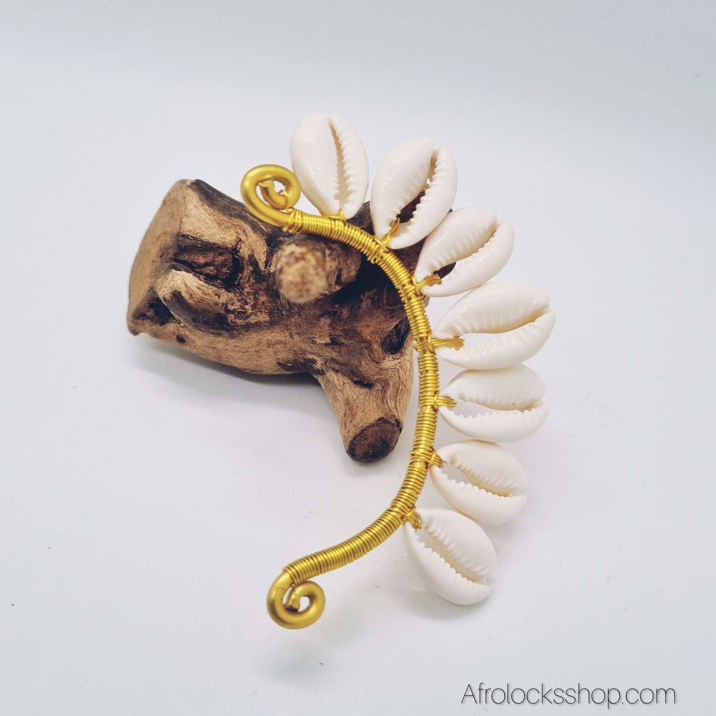 Boucle d’oreille manchette en cauris – Bijou ear cuff artisanal oreillette bohème chic