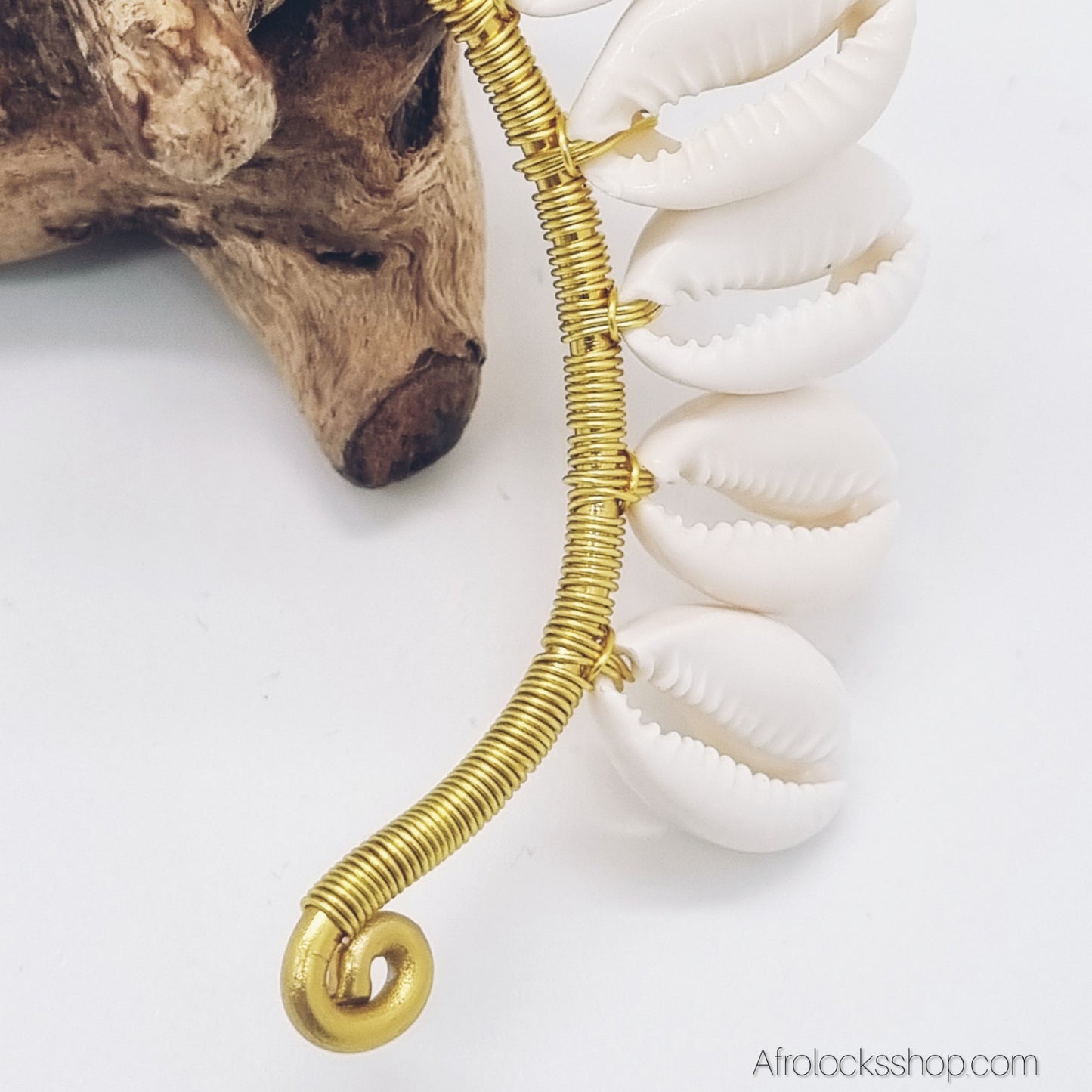 Boucle d’oreille manchette en cauris – Bijou ear cuff artisanal oreillette bohème chic