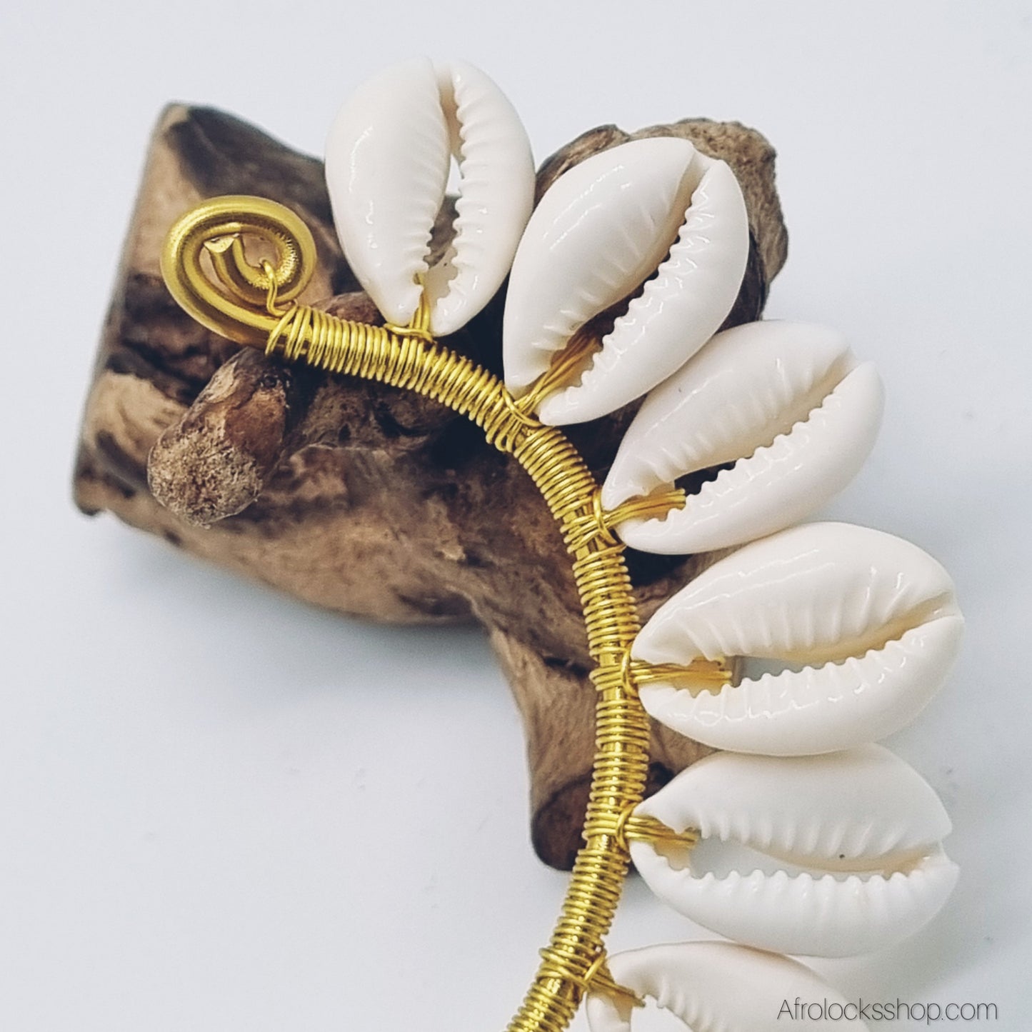 Boucle d’oreille manchette en cauris – Bijou ear cuff artisanal oreillette bohème chic