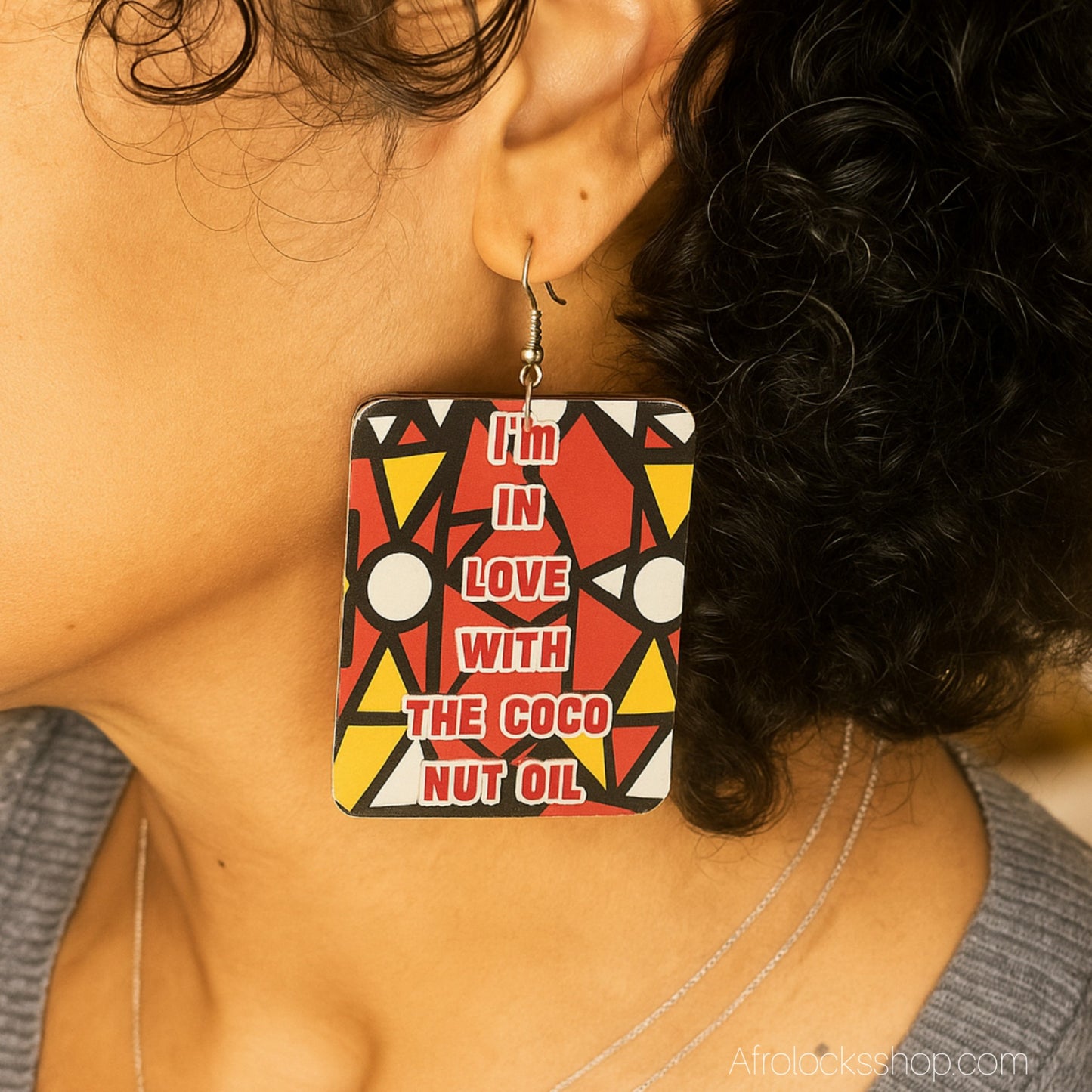 Boucles d’oreilles « I’m in love with the coconut oil » – wax – bois 6×5 cm – recto-verso – mini-séries