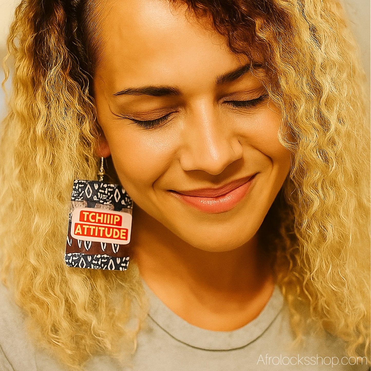 Boucles d’oreilles “TCHIIIP ATTITUDE” – bogolan – grand format léger (6×5 cm)