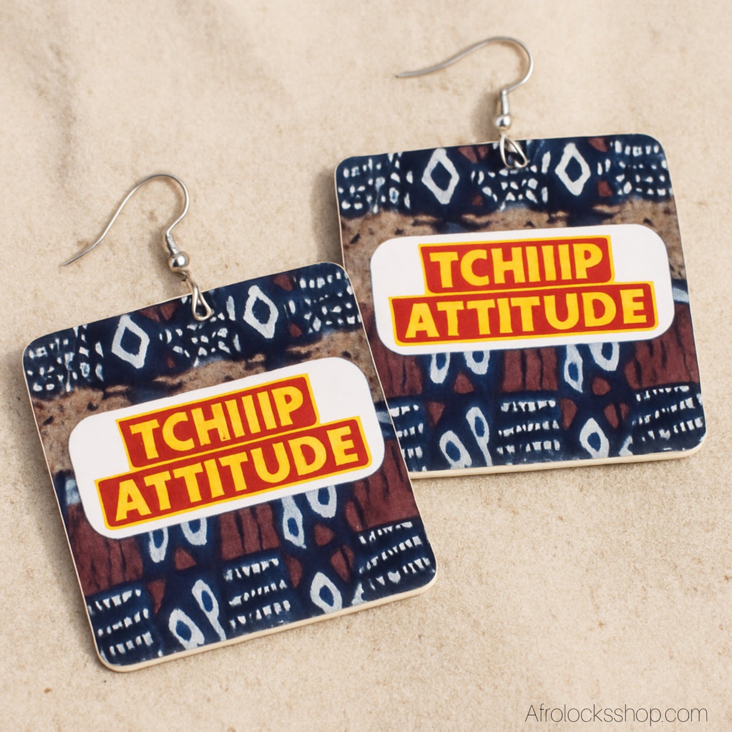 Boucles d’oreilles “TCHIIIP ATTITUDE” – bogolan – grand format léger (6×5 cm)