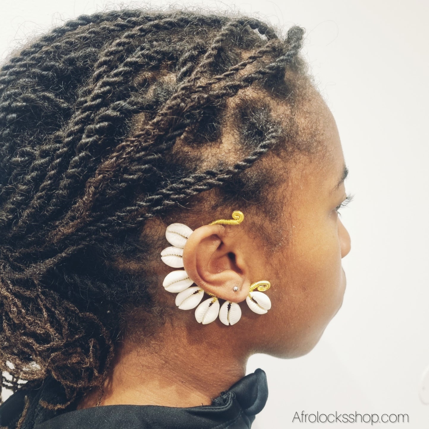 Boucle d’oreille manchette en cauris – Bijou ear cuff artisanal oreillette bohème chic