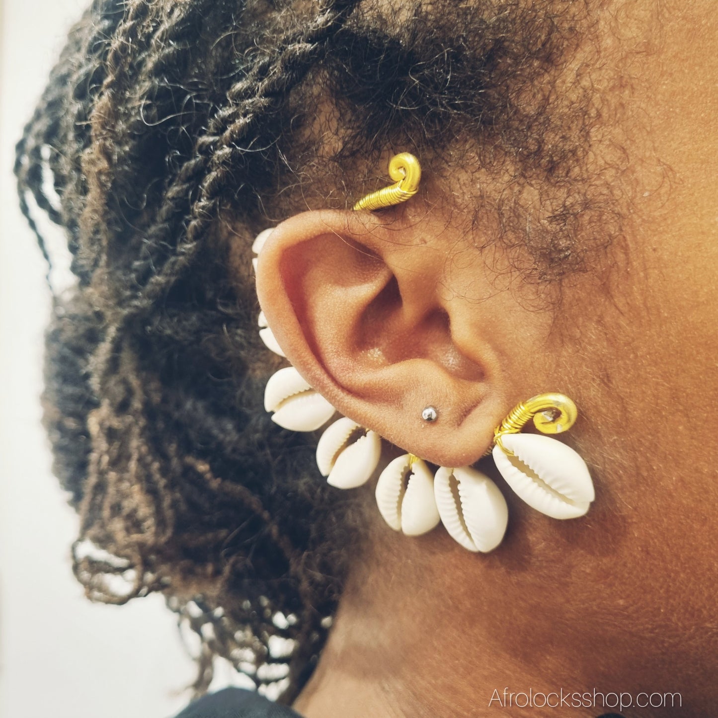 Boucle d’oreille manchette en cauris – Bijou ear cuff artisanal oreillette bohème chic