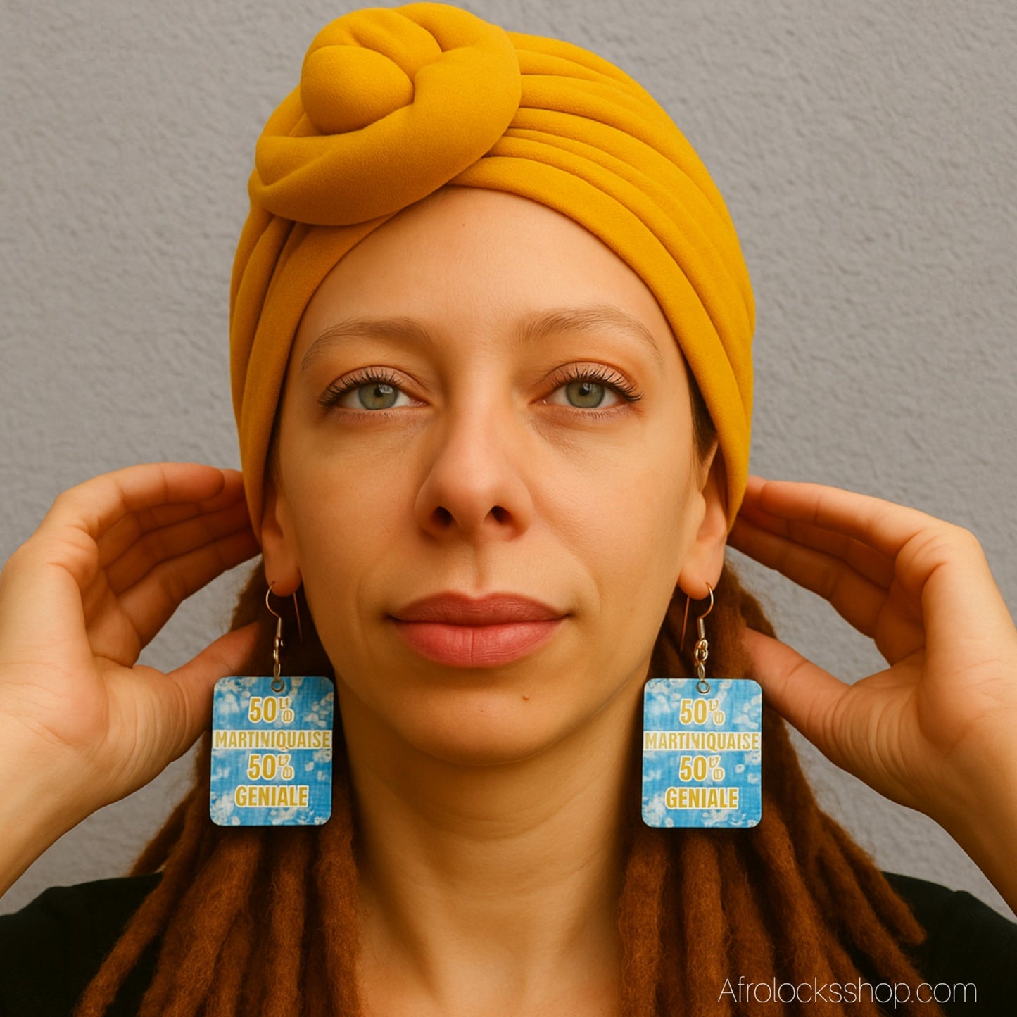 Boucles d’oreilles “50% Martiniquaise 50% Géniale” – grand format léger (6×5 cm)