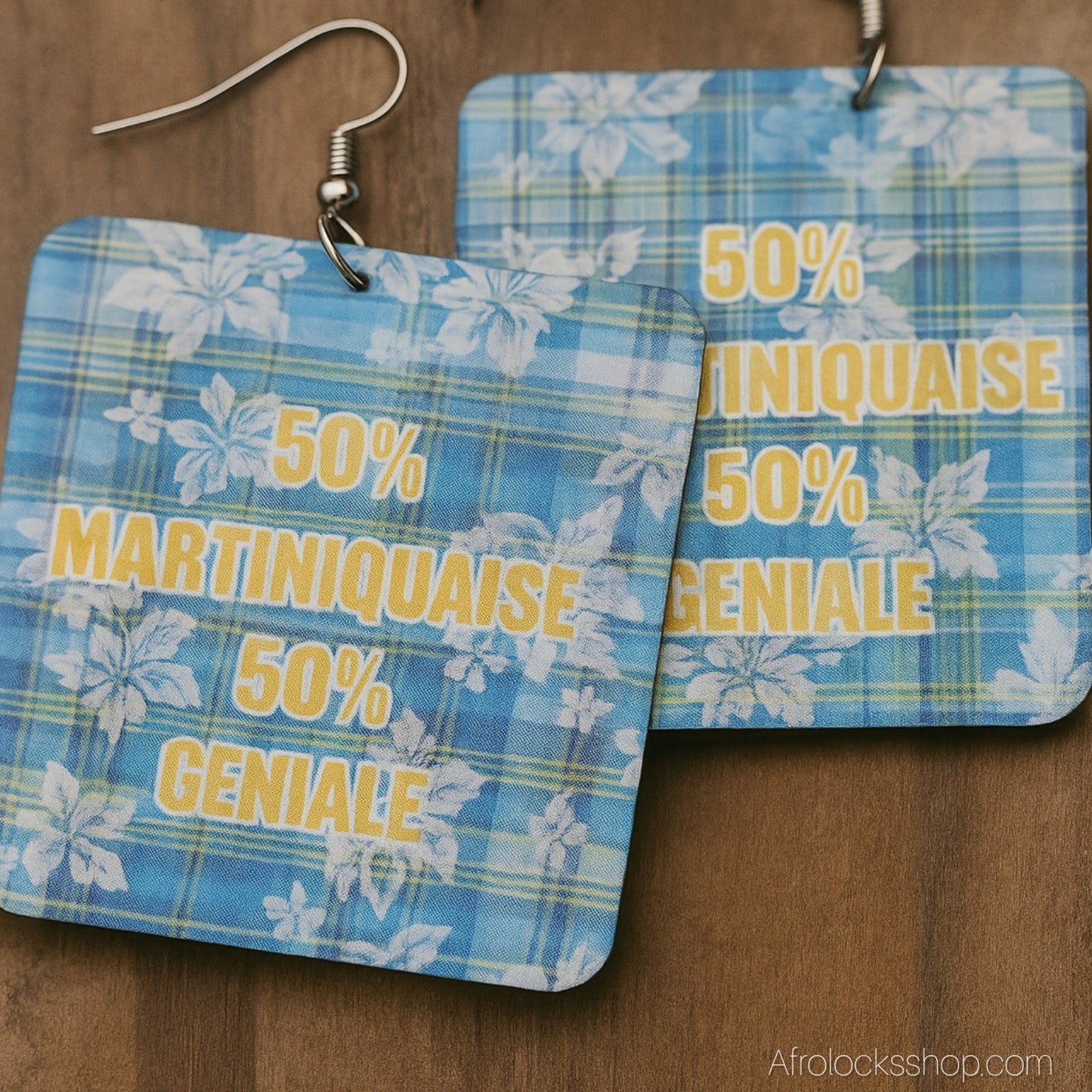 Boucles d’oreilles “50% Martiniquaise 50% Géniale” – grand format léger (6×5 cm)