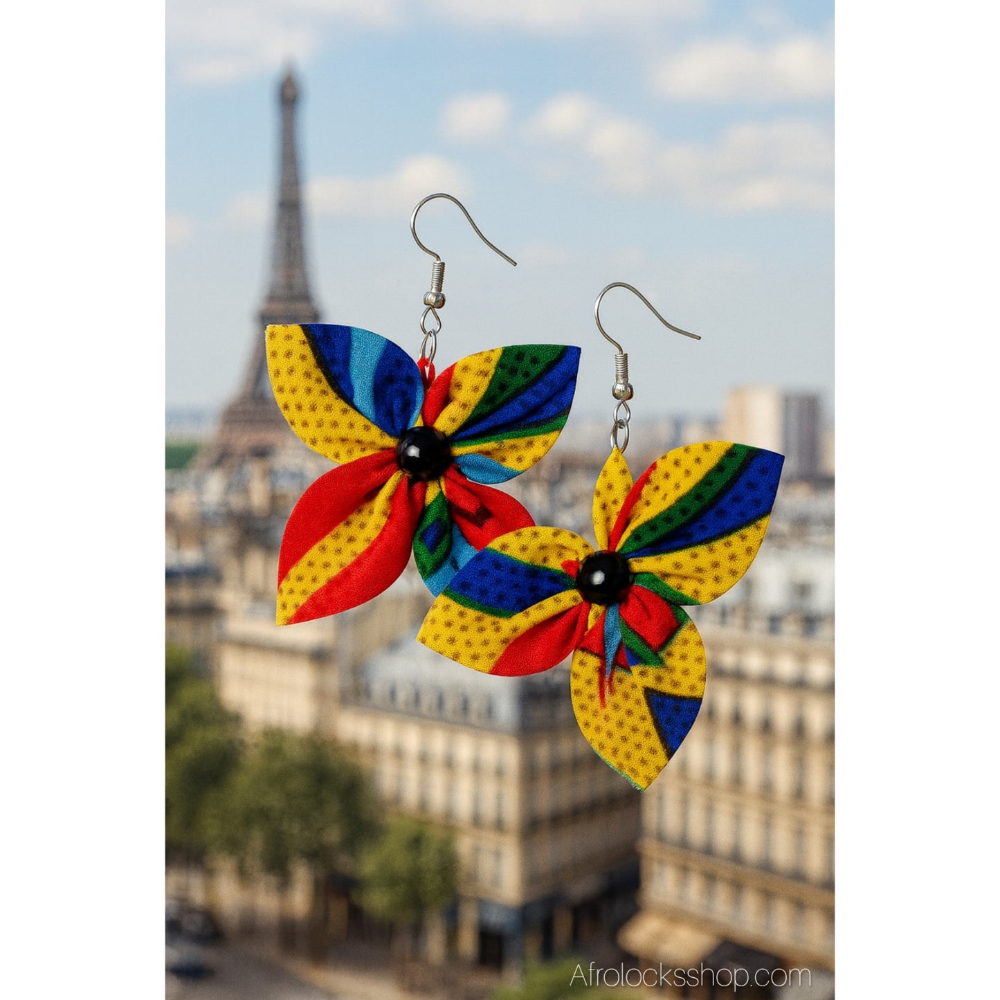 Boucles d’oreilles fleur en wax 🌺 – fait main au Sénégal (6×7 cm)