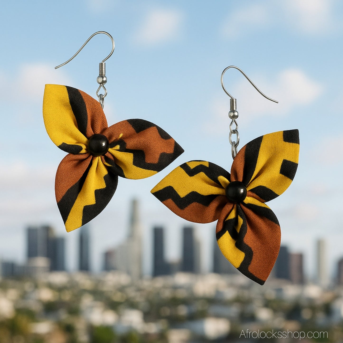 Boucles d’oreilles fleur en wax 🌺 – fait main au Sénégal (6×7 cm)