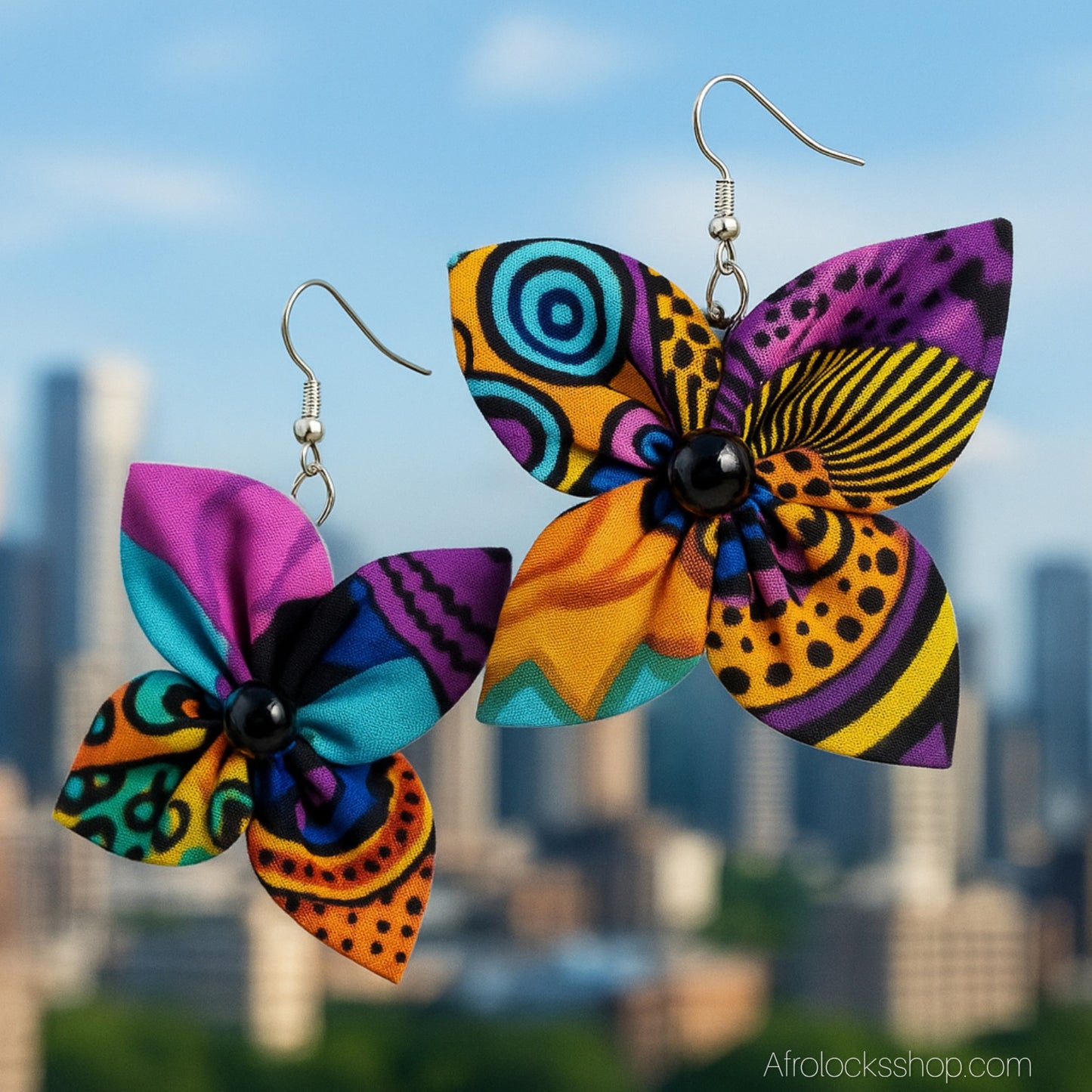 Boucles d’oreilles fleur en wax 🌺 – fait main au Sénégal (6×7 cm)