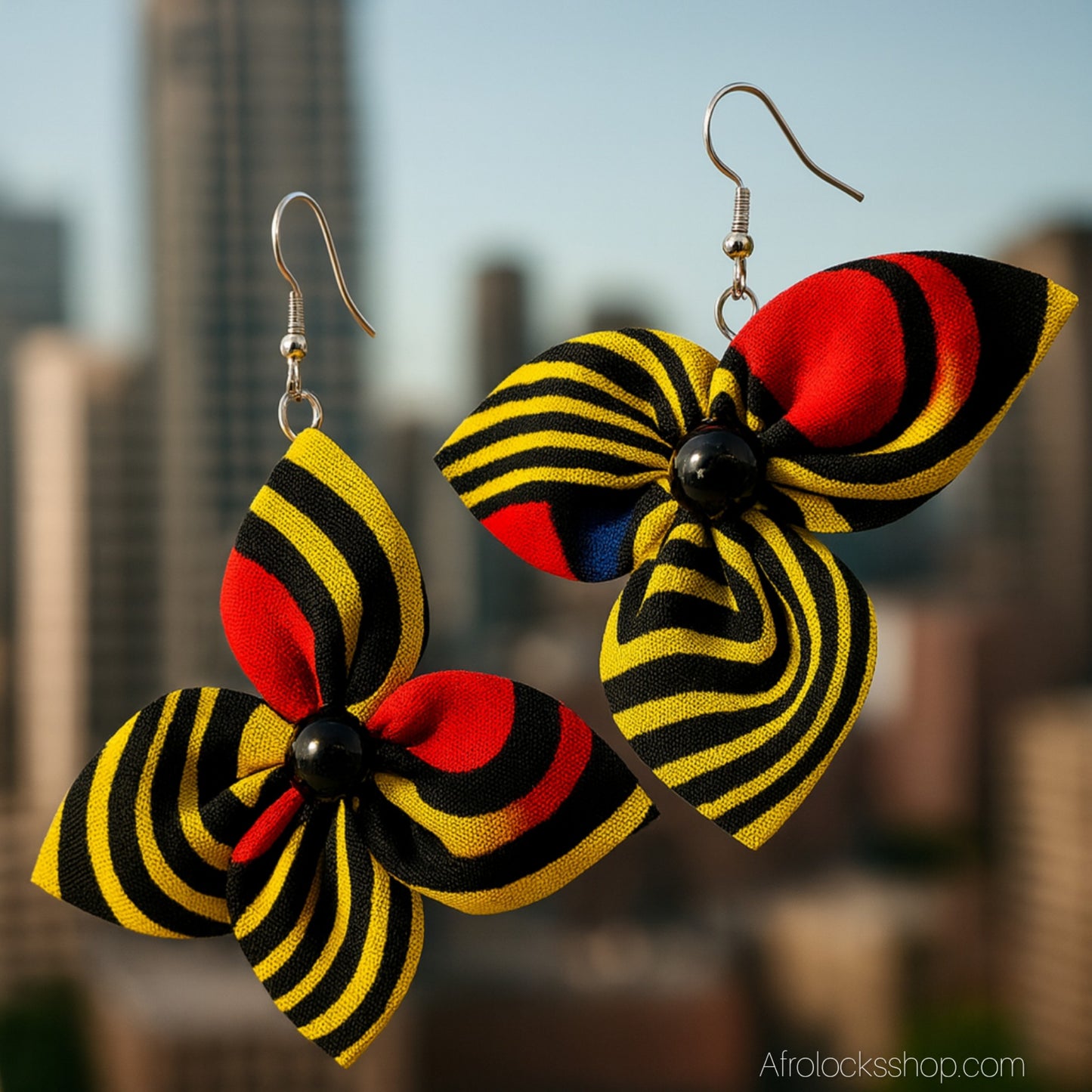 Boucles d’oreilles fleur en wax 🌺 – fait main au Sénégal (6×7 cm)