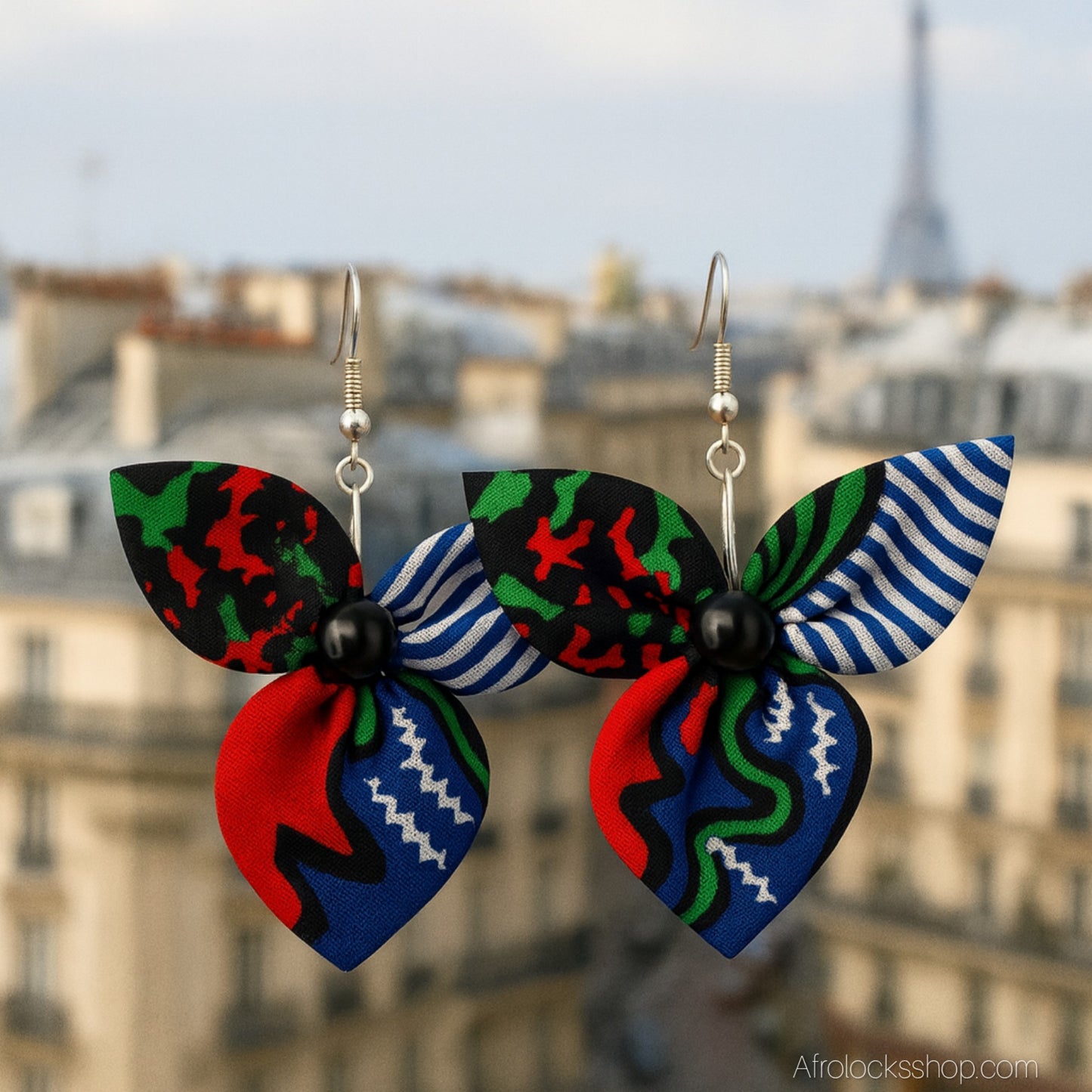 Boucles d’oreilles fleur en wax 🌺 – fait main au Sénégal (6×7 cm)