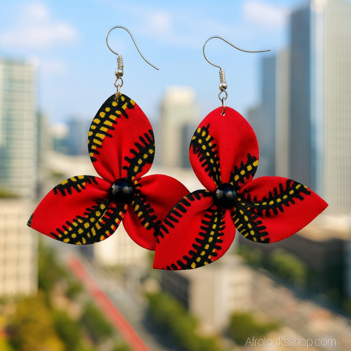 Boucles d’oreilles fleur en wax 🌺 – fait main au Sénégal (6×7 cm)