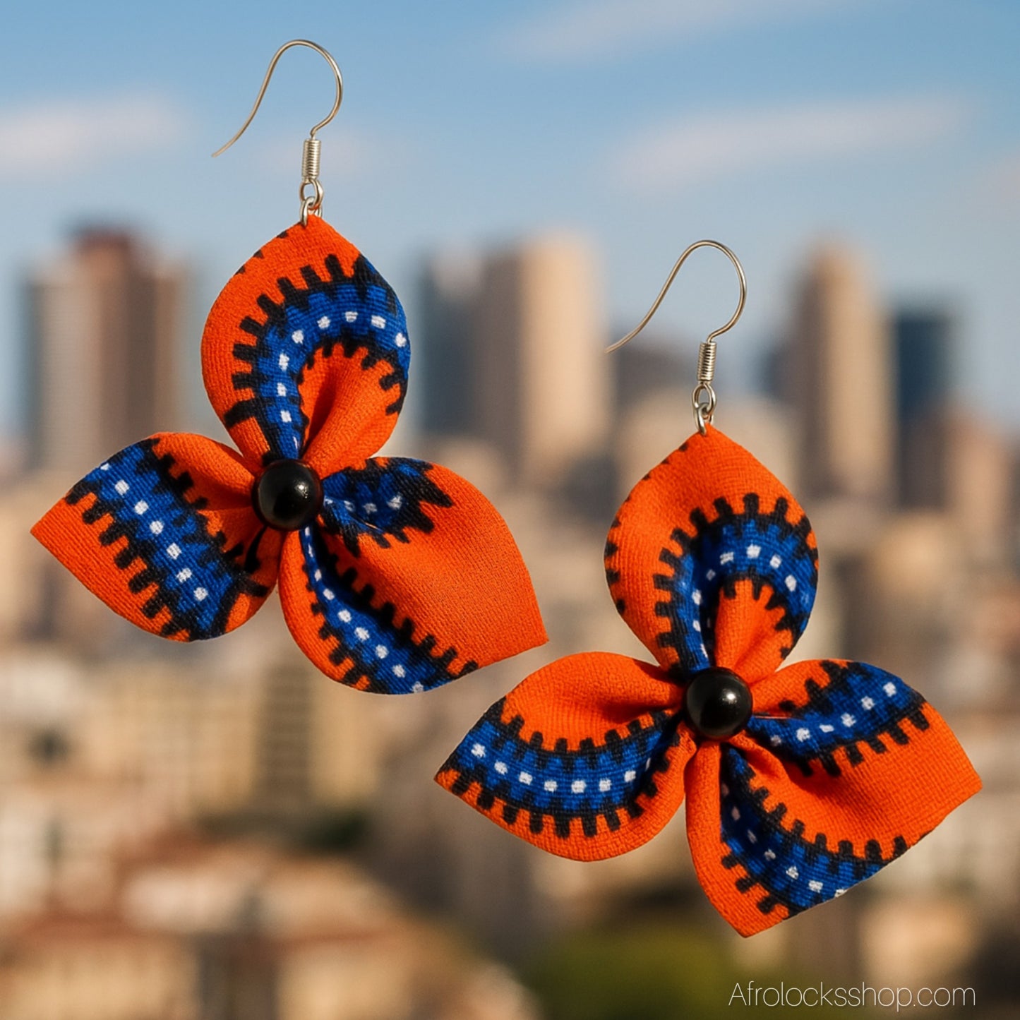 Boucles d’oreilles fleur en wax 🌺 – fait main au Sénégal (6×7 cm)