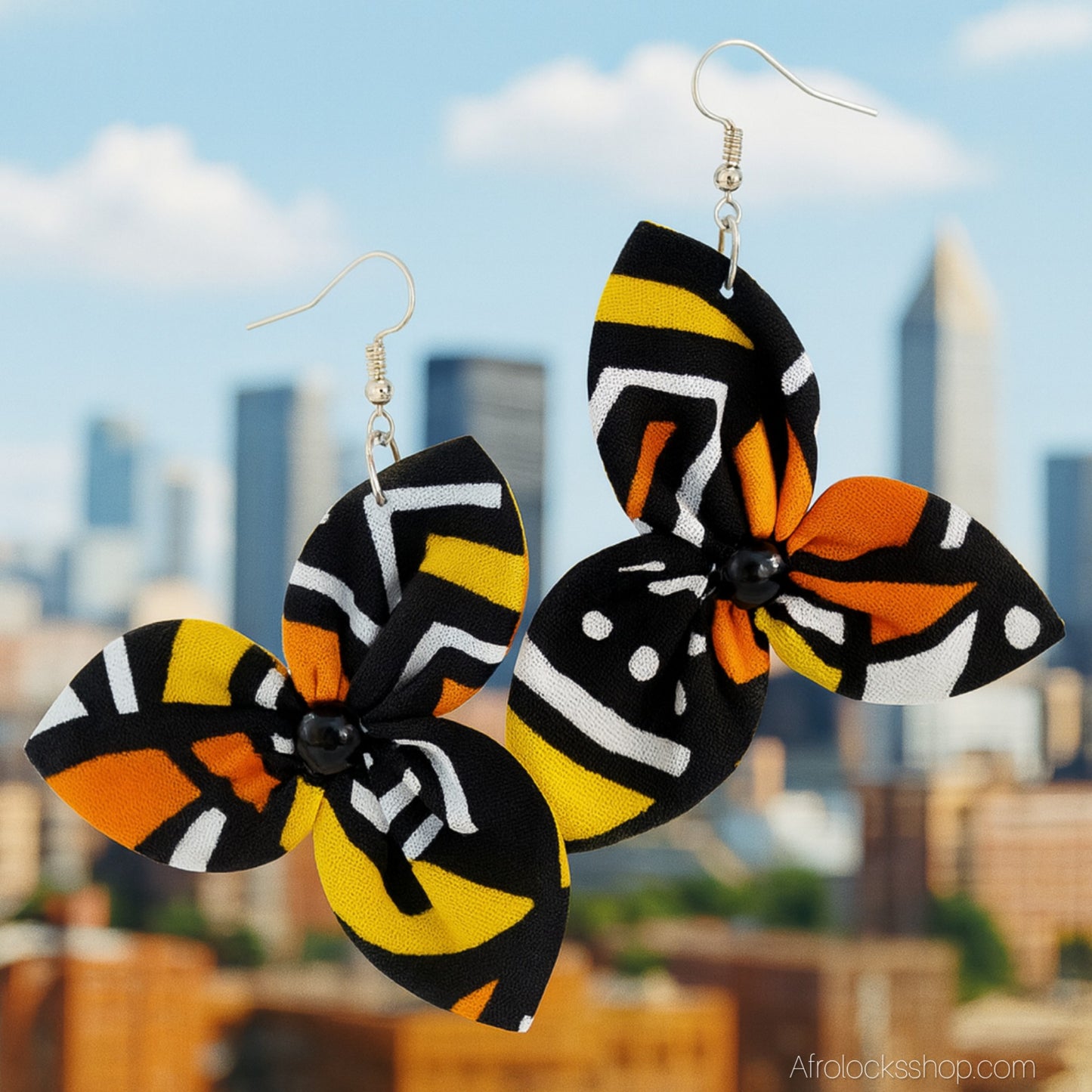 Boucles d’oreilles fleur en wax 🌺 – fait main au Sénégal (6×7 cm)