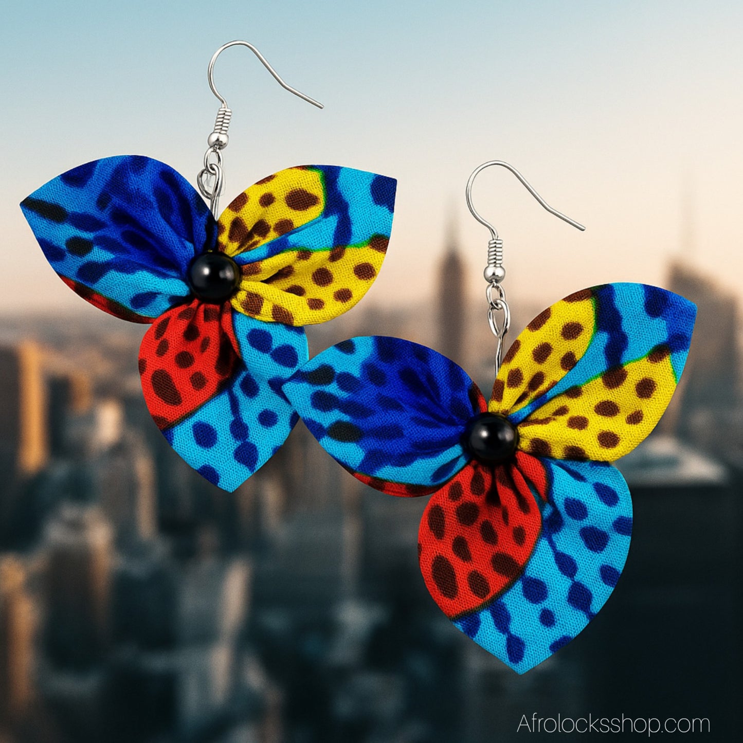 Boucles d’oreilles fleur en wax 🌺 – fait main au Sénégal (6×7 cm)