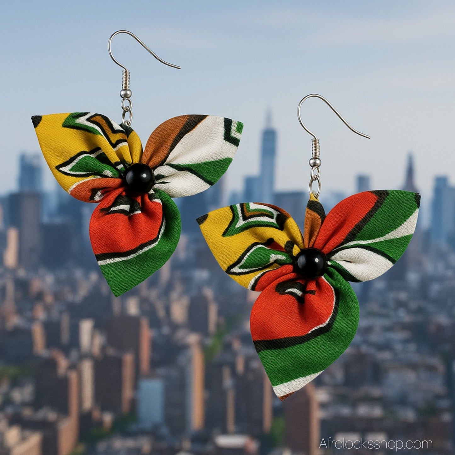 Boucles d’oreilles fleur en wax 🌺 – fait main au Sénégal (6×7 cm)